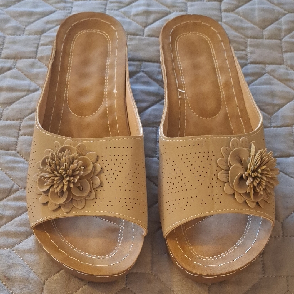 Elegant Tan Floral Women's Slides